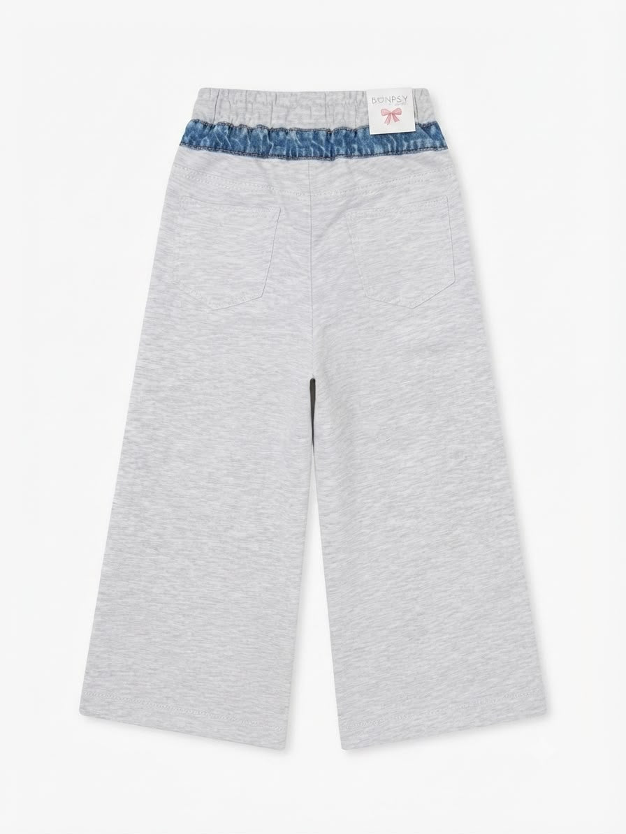 Pantalón niña jogger de mezclilla con detalles desgastado