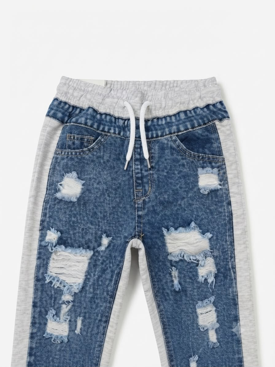 Pantalón niña jogger de mezclilla con detalles desgastado