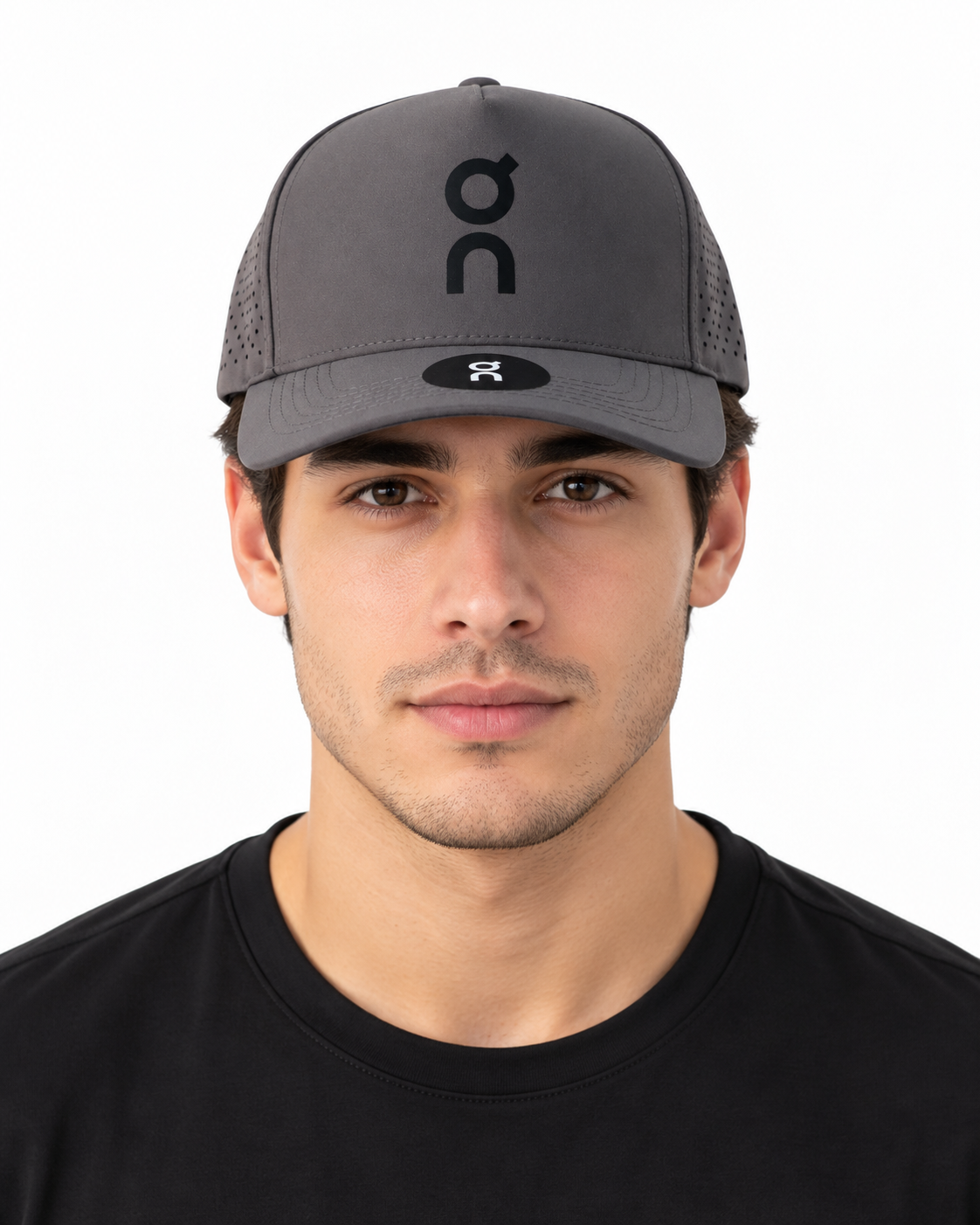 Gorra caballero con diseño deportivo y laterales perforados