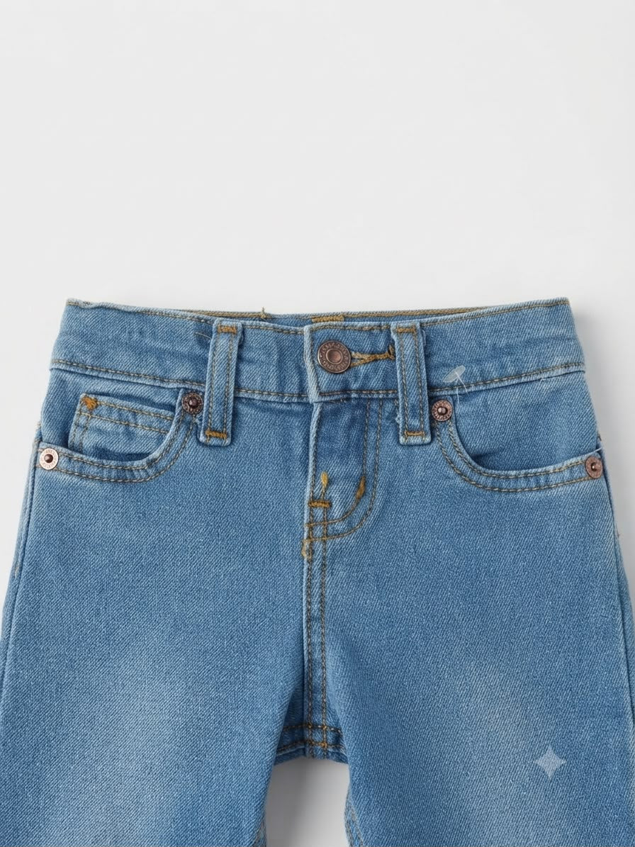 Pantalón niño mezclilla azul claro de corte recto