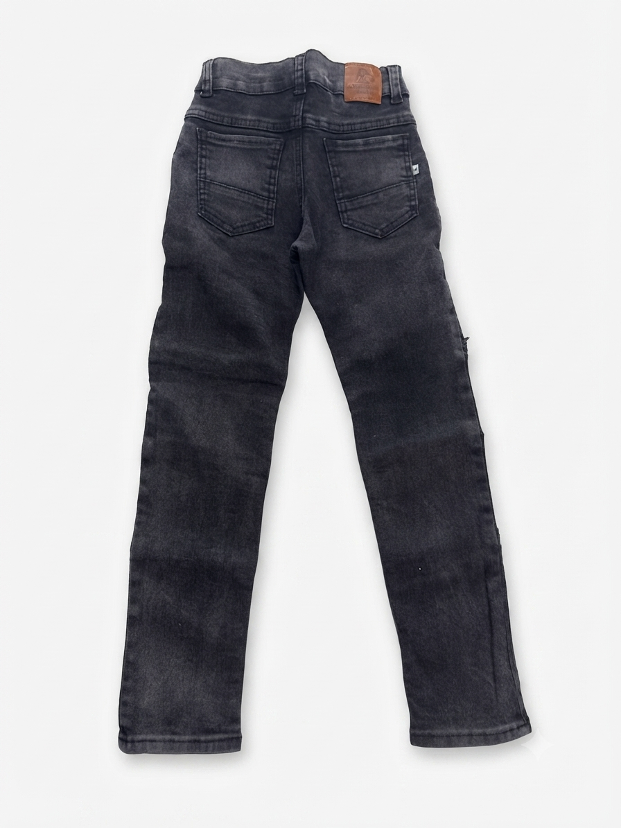 Pantalón niño mezclilla negro con diseño urbano