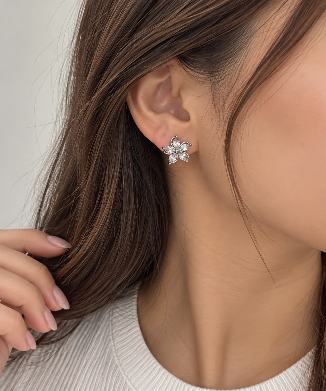 Aretes Dama Flor Plateada con Cristales ✨🌸