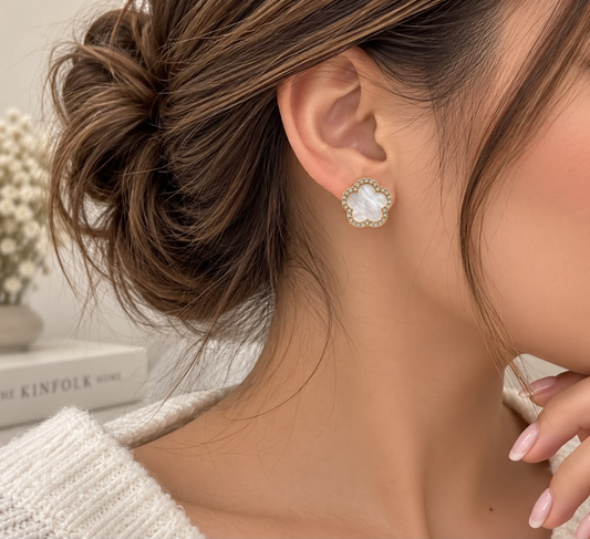 Aretes Dama Flor Nácar con Cristales ✨🤍