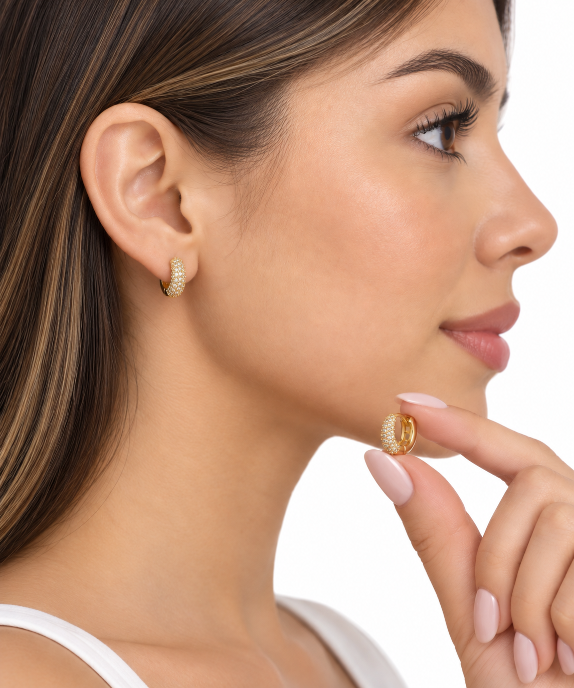 Aretes dama aro dorado con detalles florales blancos ✨