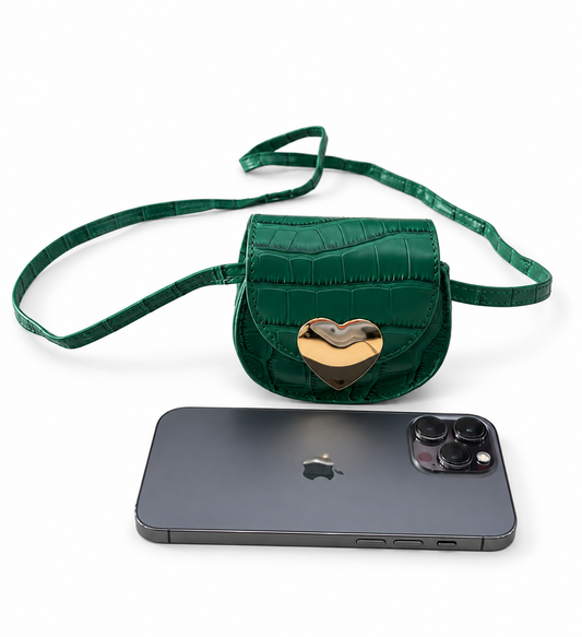 Bolsa infantil verde con textura tipo cocodrilo y corazón dorado 💚✨